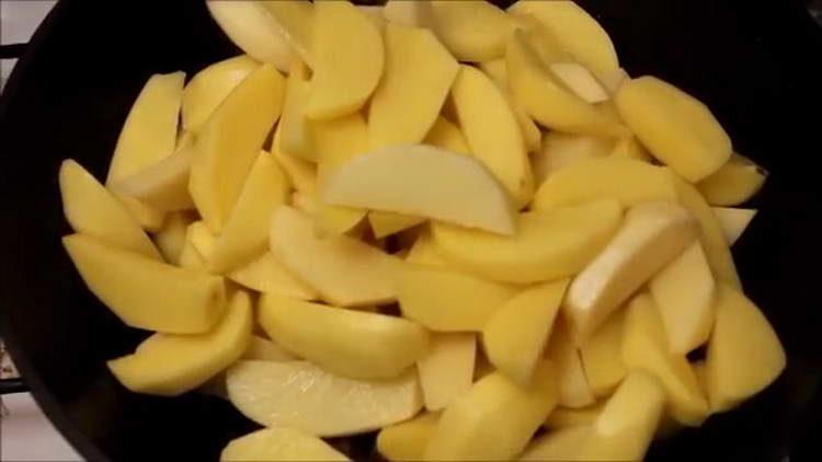 afegir patates a la carn