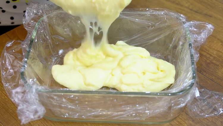 vierta la masa en una fuente para horno