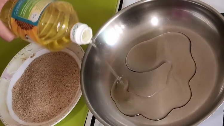 שופכים שמן לתבנית