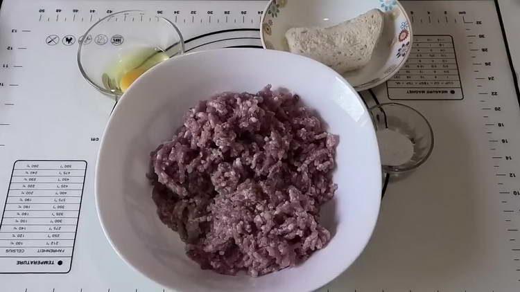 אנו מעבירים בשר, בצל ושום דרך מטחנת בשר