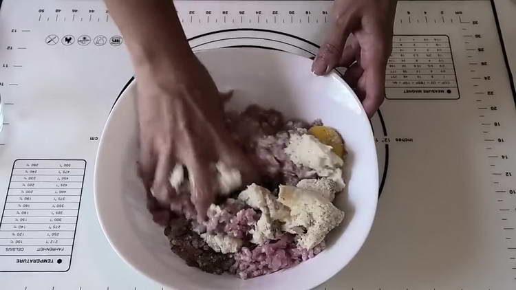 מוסיפים ביצה וכיכר לבשר הטחון