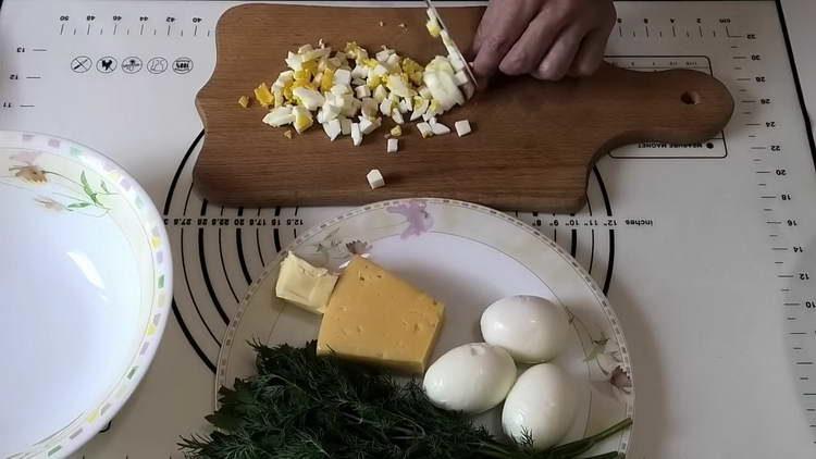 חתוך את הביצים