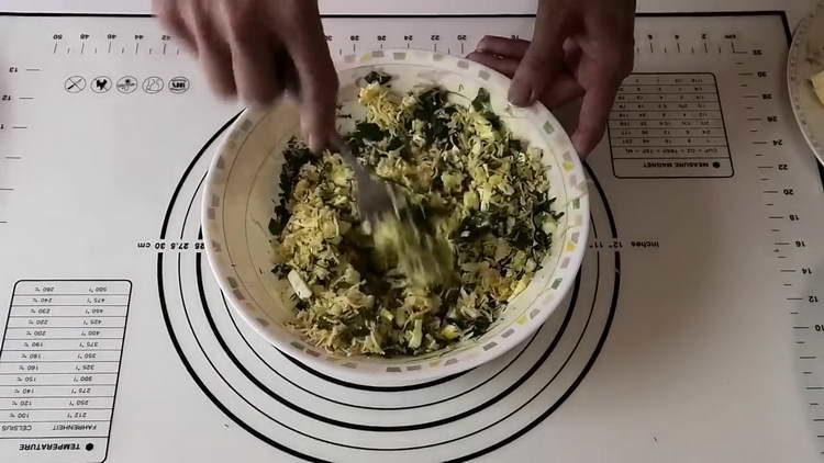 מערבבים את תערובת הגבינה עם תבלינים