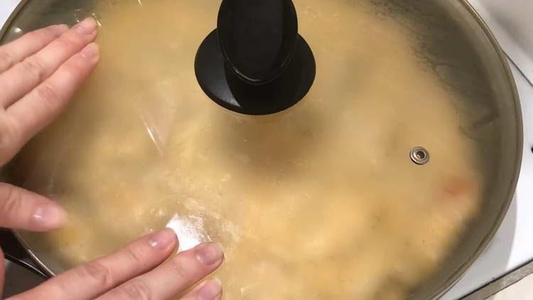 cuire la dinde sous le couvercle