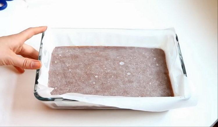 toarnă ingredientele într-o formă