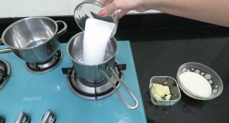 hæld sukker i stewpan