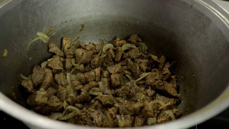 přidejte do masa sůl