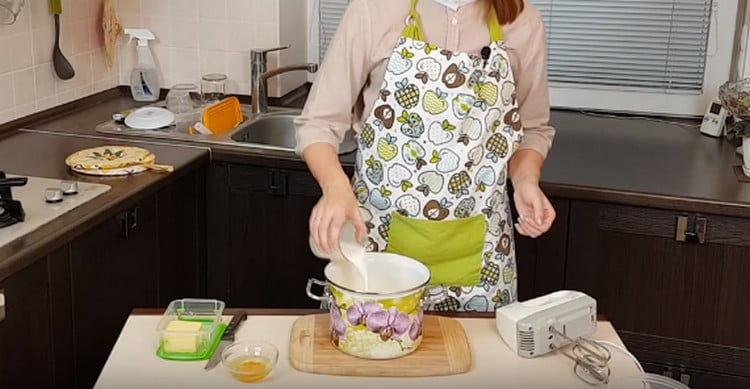 Добавете мляко и масло към картофено пюре.