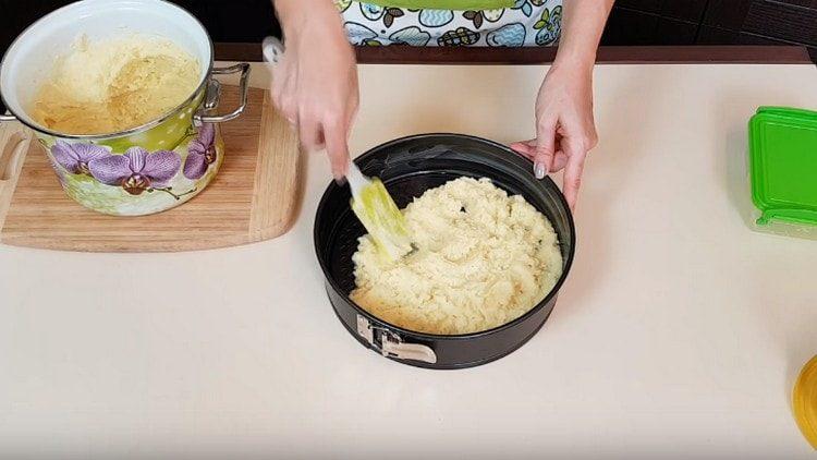 Разстиламе половината картофи в намазнена форма.