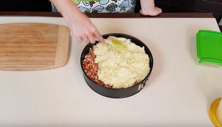 Разпределяме пълнежа и върху него нивелираме останалите картофи.