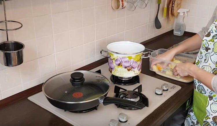 Почистваме картофите и ги варим до готовност.