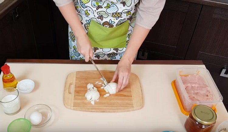 ситно нарязан лук и чесън.