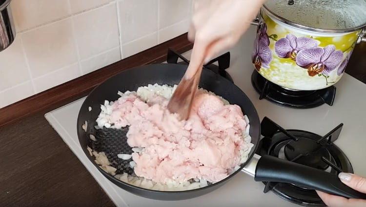 Добавете мляно месо към лука.