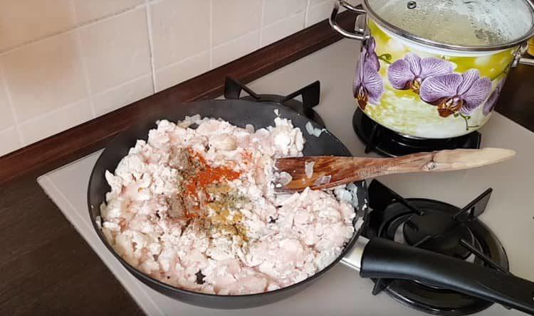 Добавете подправки и сол в тигана.