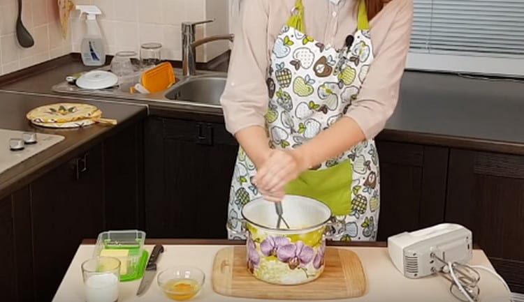 Омесете готовите картофи в картофено пюре.