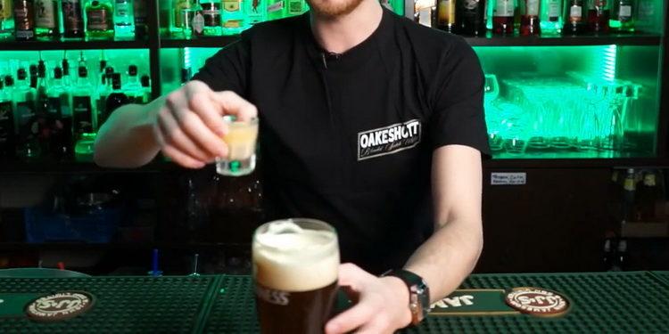 sumergir el licor en la cerveza