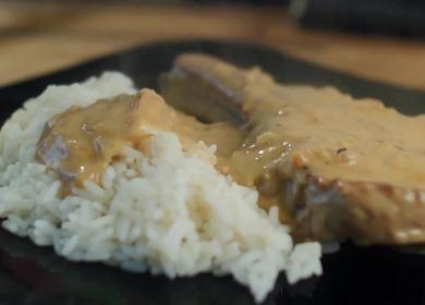 Pork loin кости with rice and onion sauce