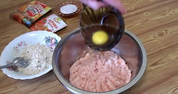 добавете яйца