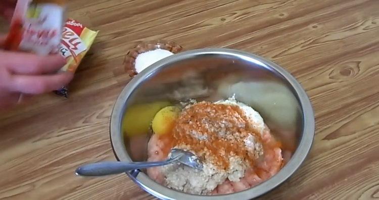 добавете подправки и сол