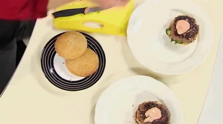 fäst patty på bullan