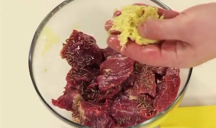 tillsätt ingefära i köttet