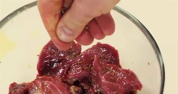 häll koriander till kött