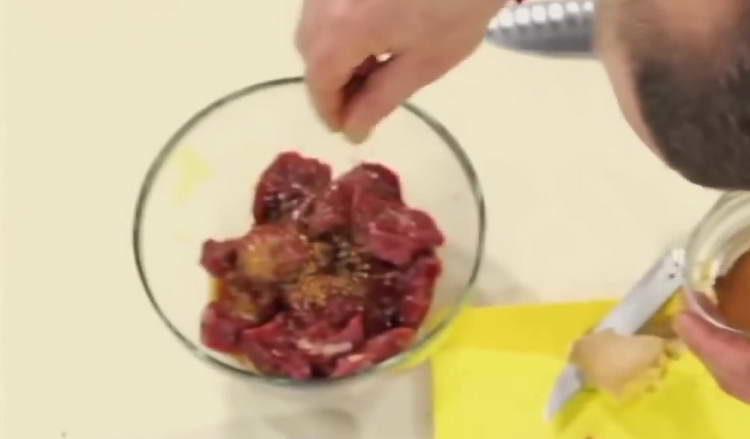 tillsätt kanel till köttet