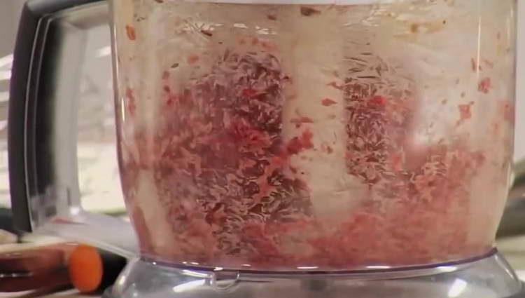 led köttet genom en mixer