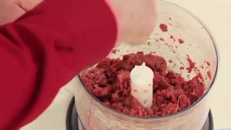 tillsätt pepparkorn till köttet