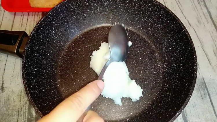 poner grasa en una sartén