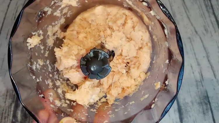 moler el filete de salmón chum en una licuadora