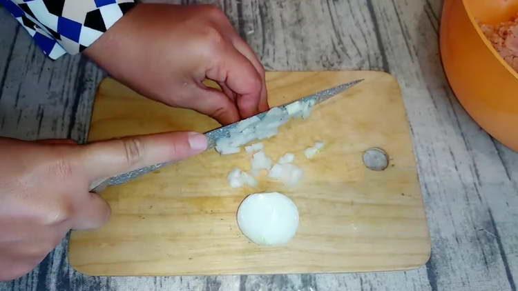 picar la cebolla finamente