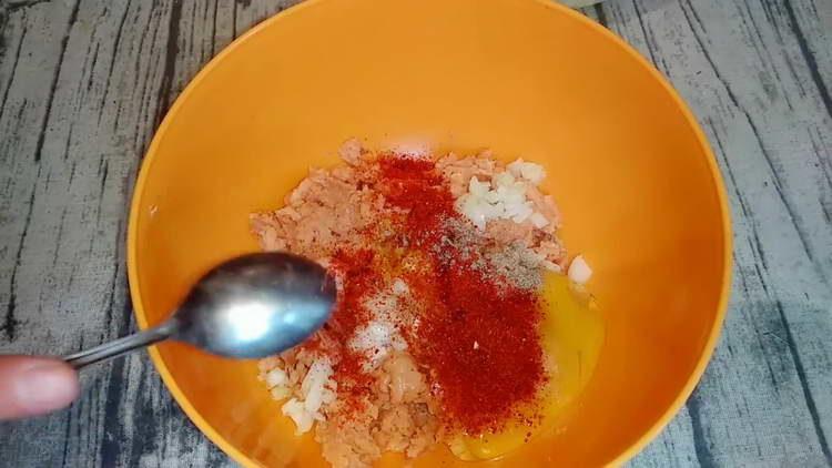 agregar pimentón a la carne picada