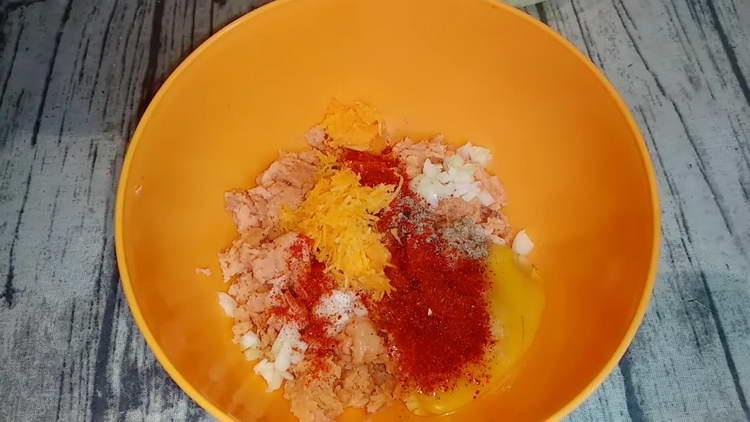 agregue zanahorias a la carne picada