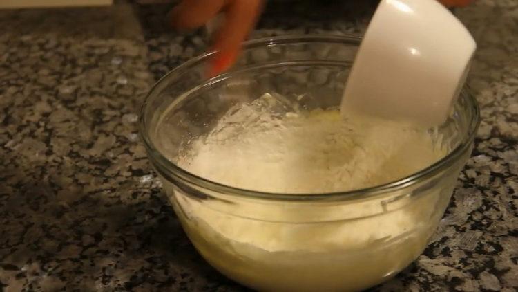 добавете брашното