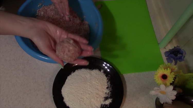 mula sa tinadtad na karne bumubuo kami ng bola