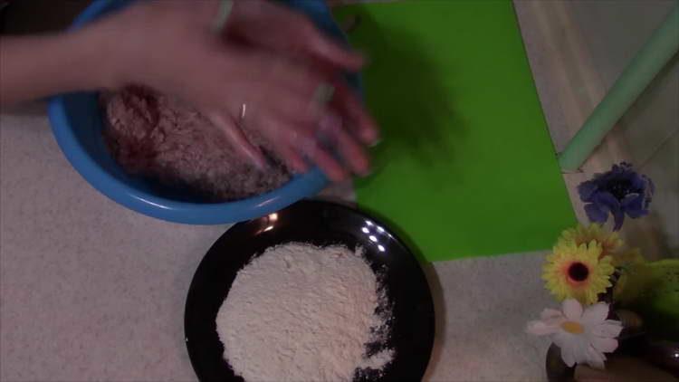 bumubuo kami ng cutlet mula sa tinadtad na karne