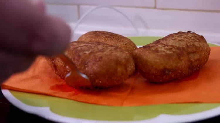 læg patties i en tallerken