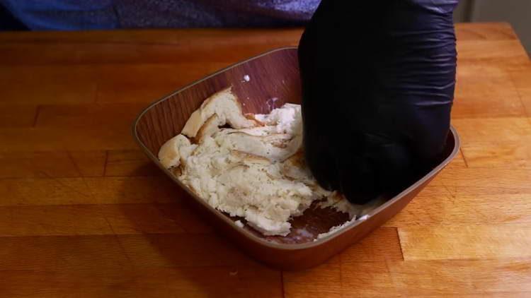 suge brødet i mælk