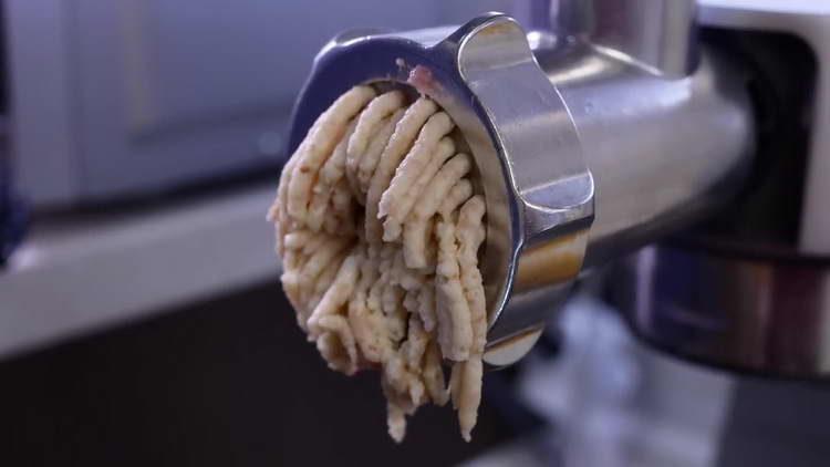 før brødet gennem en kødslibemaskine