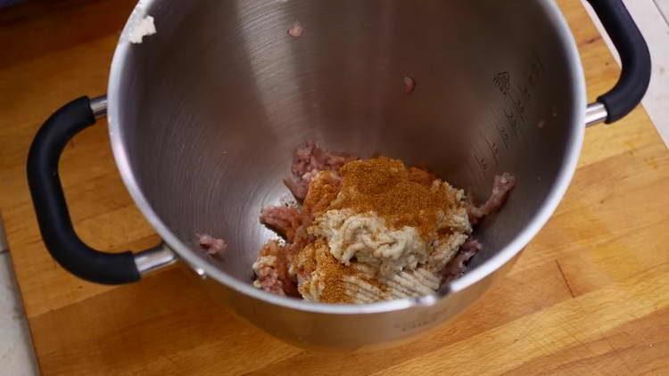 tilsæt krydderier til hakket kød