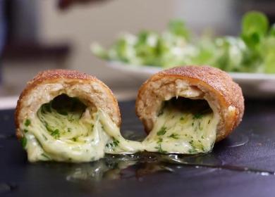 Opskriften på lækre  koteletter med ost inde