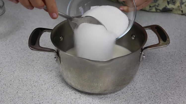 verser le lait avec le sucre dans le faitout