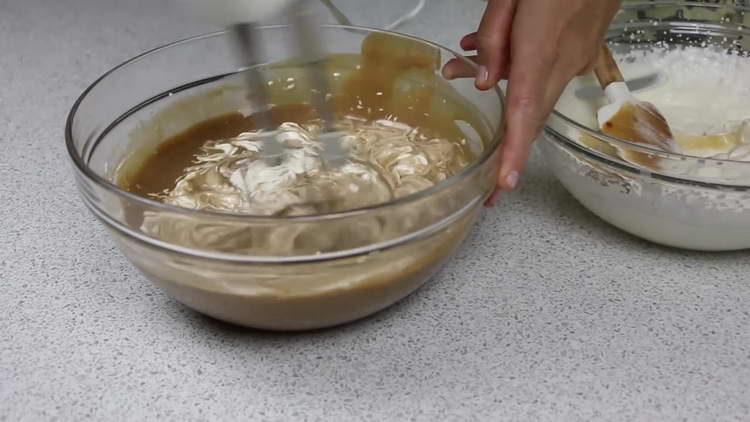 mélanger le tout avec de la crème anglaise