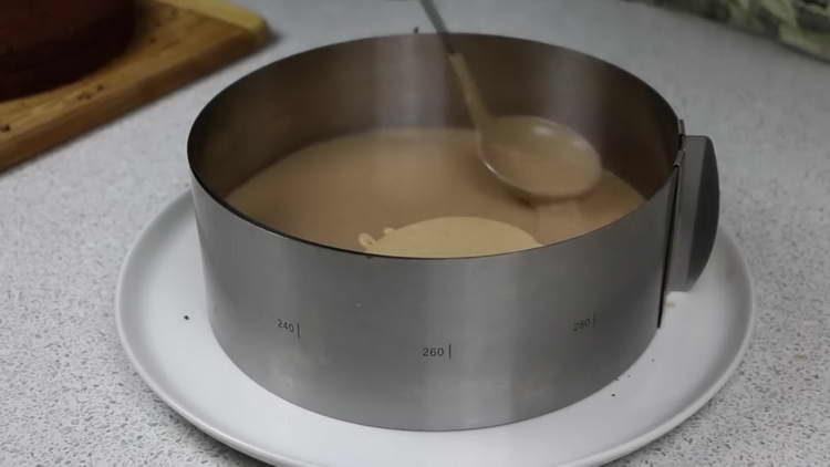 graisser le gâteau avec de la crème