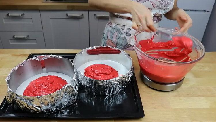 întindeți aluatul în forme