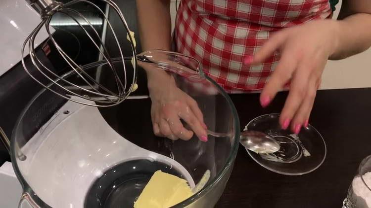 amestecați untul și zahărul