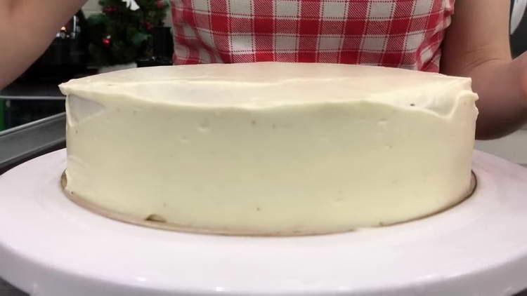 ungeți tortul cu cremă pe părțile laterale