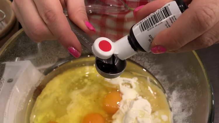 se adaugă colorant roșu