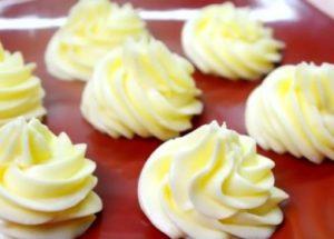 pregătirea celei mai bune creme pentru rulou